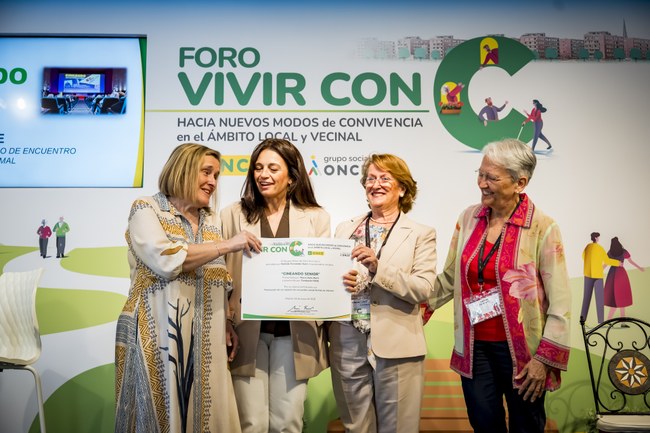 Entrega de diplomas entre sonrisas en el escenario