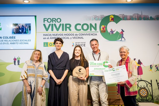 Foto de familia de uno de los proyecto ganadores, entregándoles el diploma