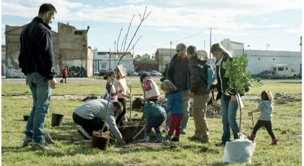 Un grupo de personas en el campo con distintas herramientas, imagen de proyecto finalista