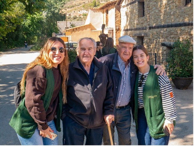 Foto de familia con el pueblo de fondo del proyecto finalista