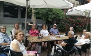Una mesa en una terraza con varias personas sentadas, imagen del proyecto finalista