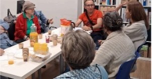 Personas sentadas alrededor de una mesa, imagen proyecto finalista