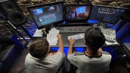 Unos jóvenes editando vídeo en ordenador, imagen de proyecto finalista