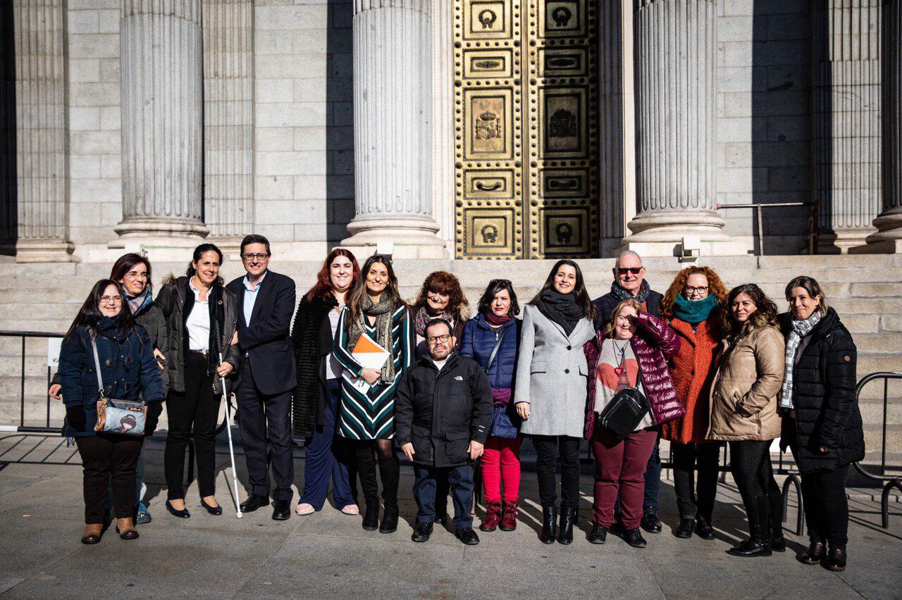 La diputada de Ciudadanos Sara Giménez con los miembros de la FCM ante el Congreso de los Diputados