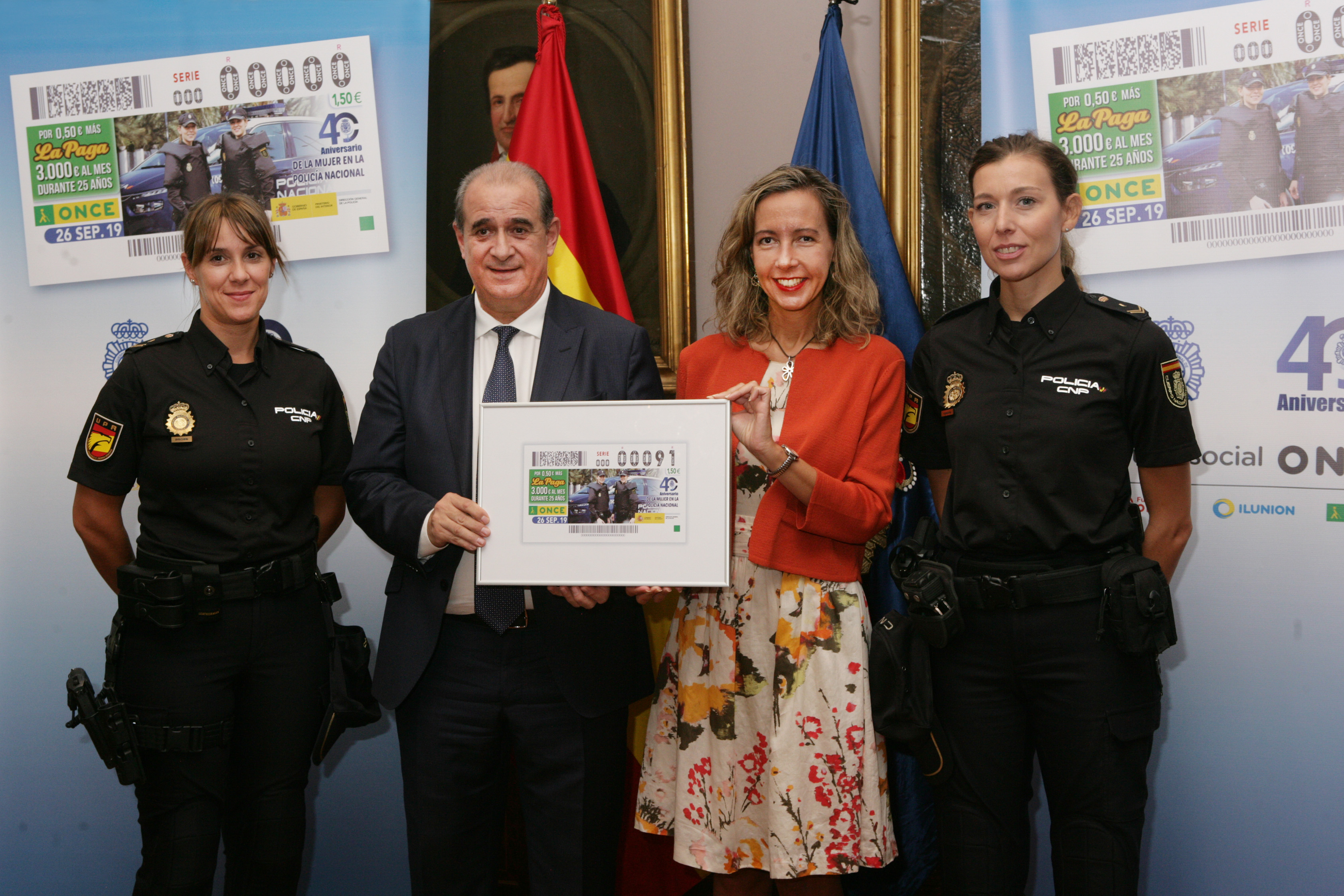 Francisco Pardo y Patricia Sanz, entre las dos agentes que aparecen en el cupón de la ONCE dedicado a los 40 años de la mujer en la Policía Nacional