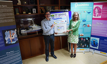 Patricia Sanz y Javire Tomás con una copia enmarcada del cupón dedicado a Oceánicas