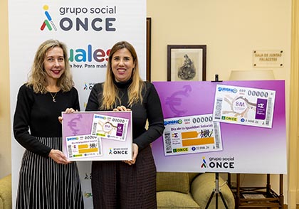 Patricia Sanz y Cristina Hernández posan con la imagen de los cupones