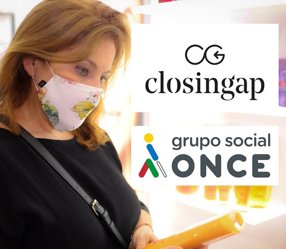 Mujer realizando una compra junto a los logos de Closingap y Grupo Social ONCE