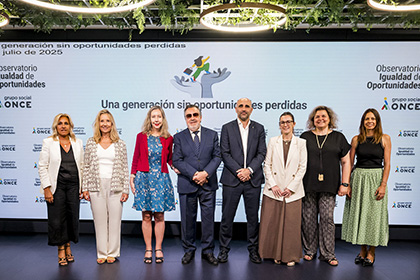 Foto de familia de los ponentes en el Seminario