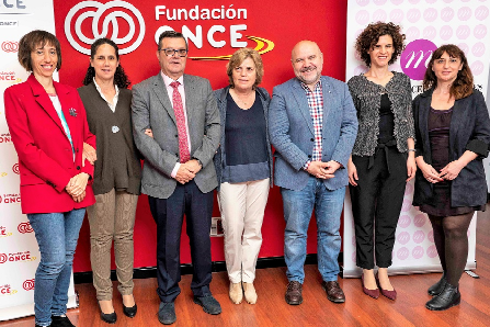 Foto de familia de los asistentes a la firma del acuerdo