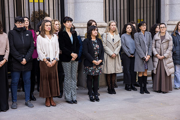Minuto de silencio en la puerta del ministerio