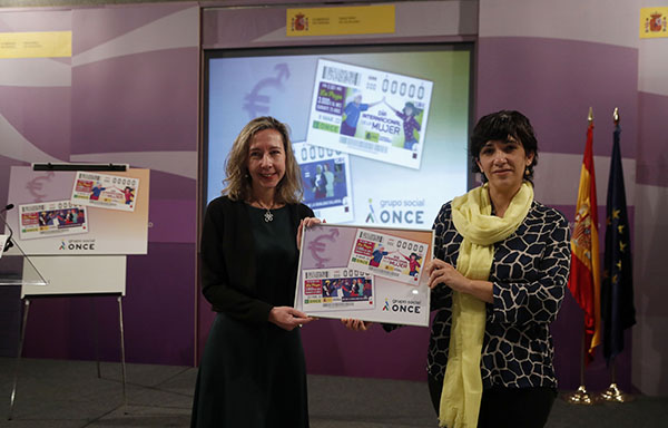 Patricia Sanz y Mª Antonia Morillas posan con la imagen del cupón