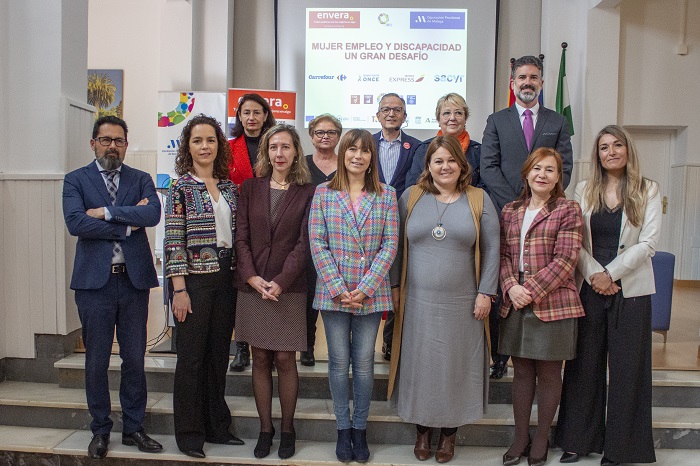 Foto de familia de los participantes en la jornada de Envera