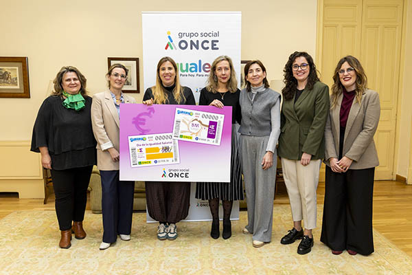 Foto de familia de la presentación de los cupones del 22 de febrero y el 8 de marzo