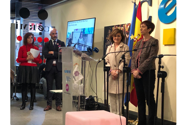 Carmen Calvo junto a Concha Díaz inaugurando la exposición en la sede madrileña del CERMI