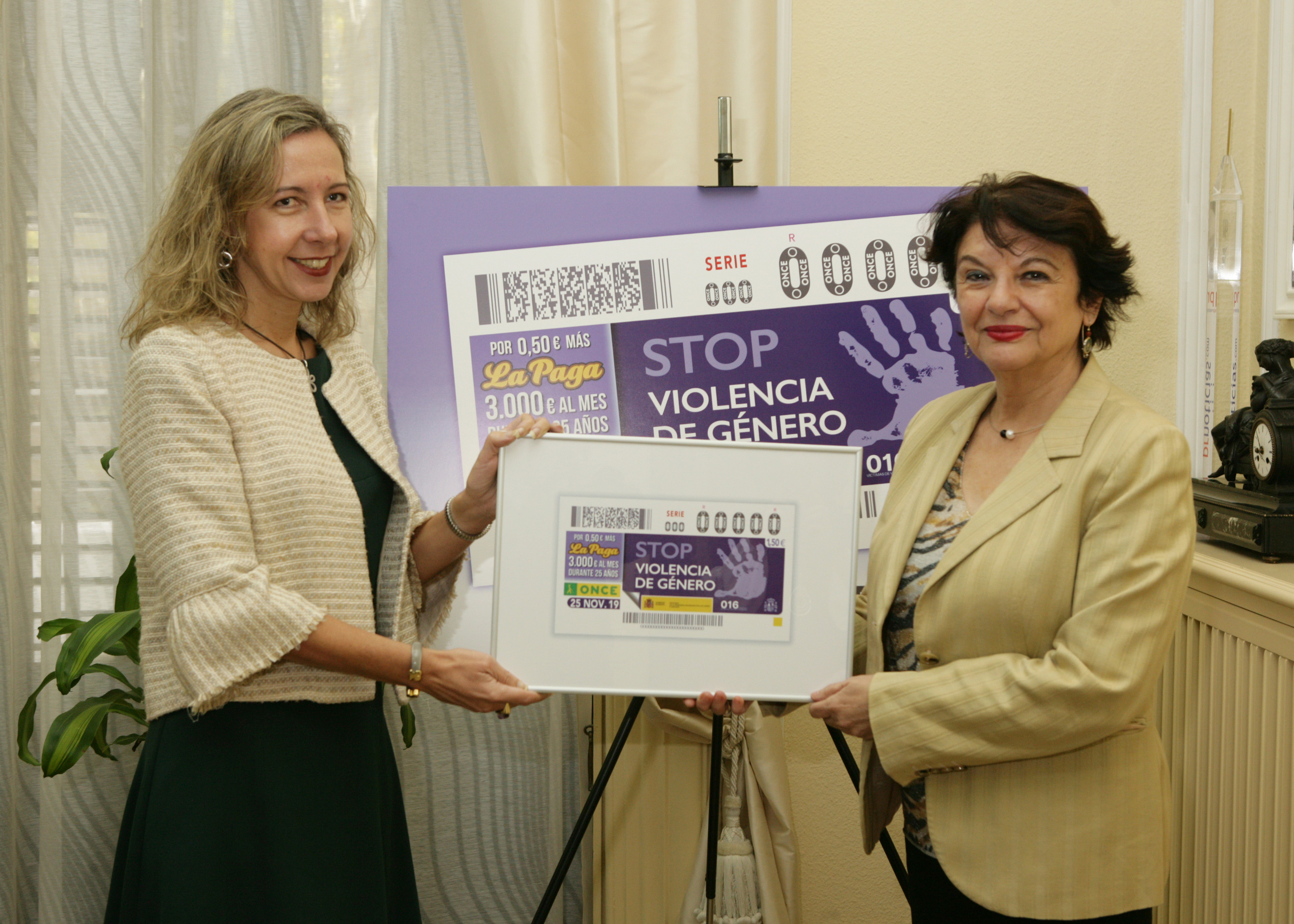 Patricia Sanz y Soledad Murillo con el cupón contra la violencia