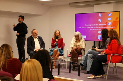 Mesa de debate en la presentación del estudio