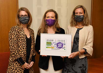 Cristina Arias, Victoria Rosel y Patricia Sanz posan con el cupón