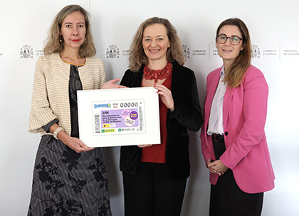 Patricia Sanz, Victoria Rossell y Cristina Arias muestran el cupón