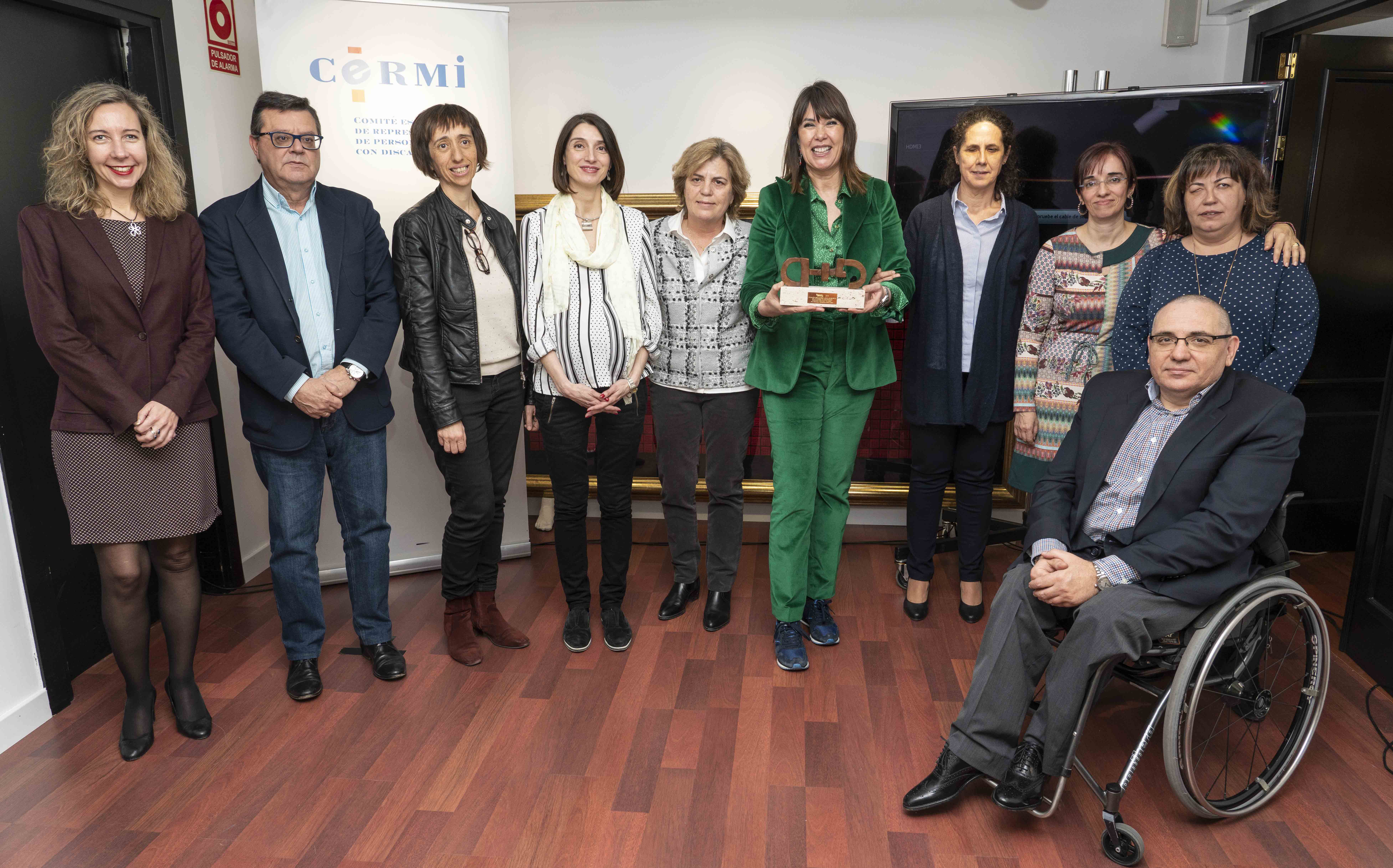 Mabel Lozano muestra su premio junto a las responsables del CERMI y del Grupo Social ONCE