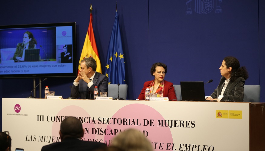 De izda a dcha, José Luis Rodríguez Zapatero, Magdalena Valerio y Ana Peláez en la mesa inaugural de la conferencia