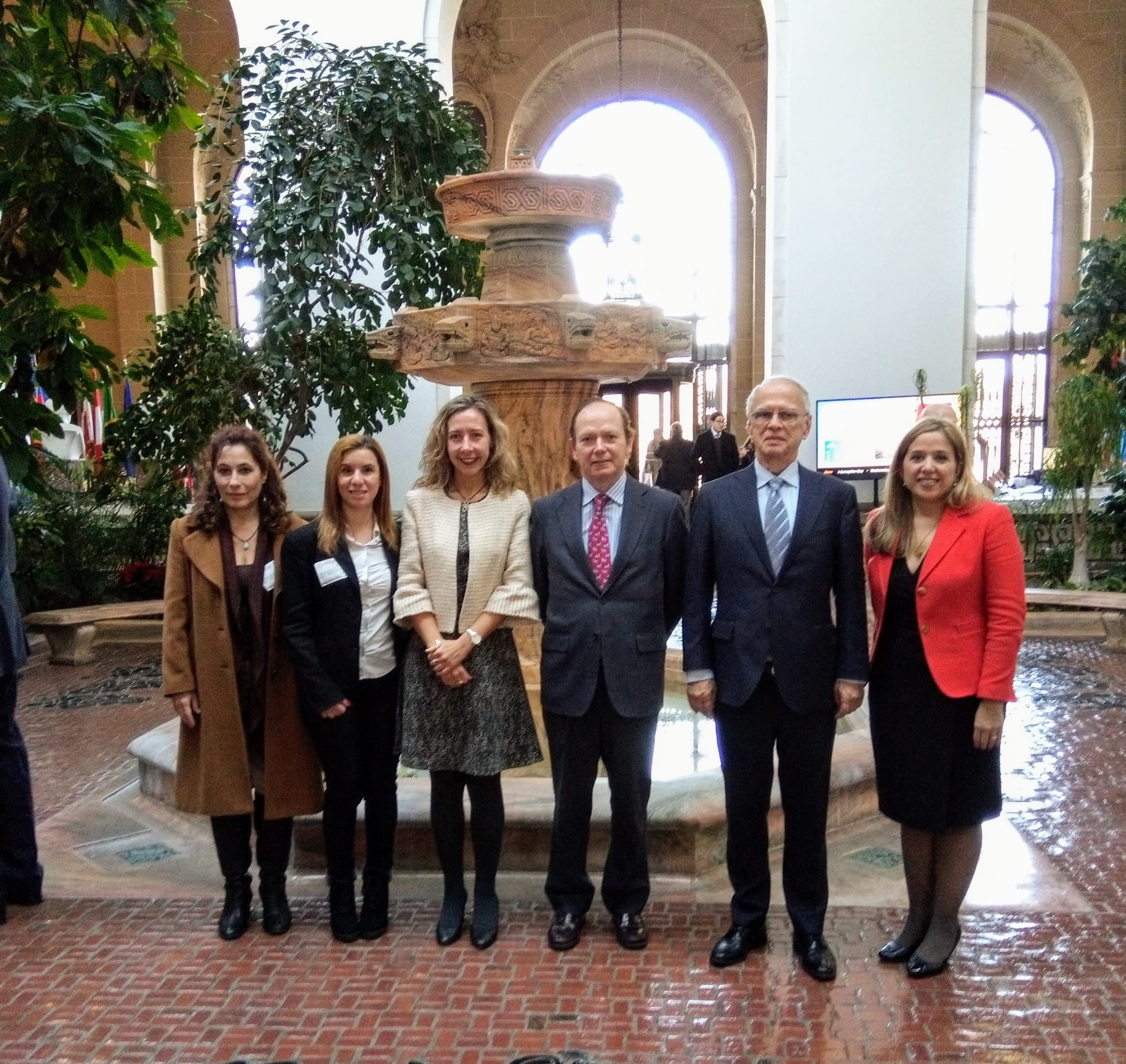 Delegación española encabezada por Patricia Sanz, en el centro de la imagen, junto al embajador permanente de España ante la OEA, Cristobal Ramón Valdés