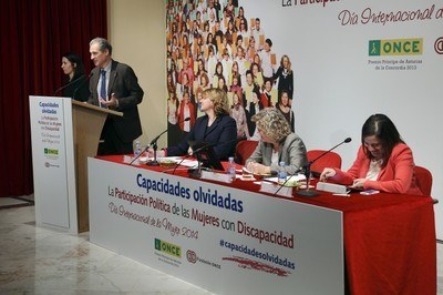 Mesa presidencia y José Manuel González Huesa.jpg