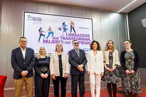 Foto de familia de todos los participantes