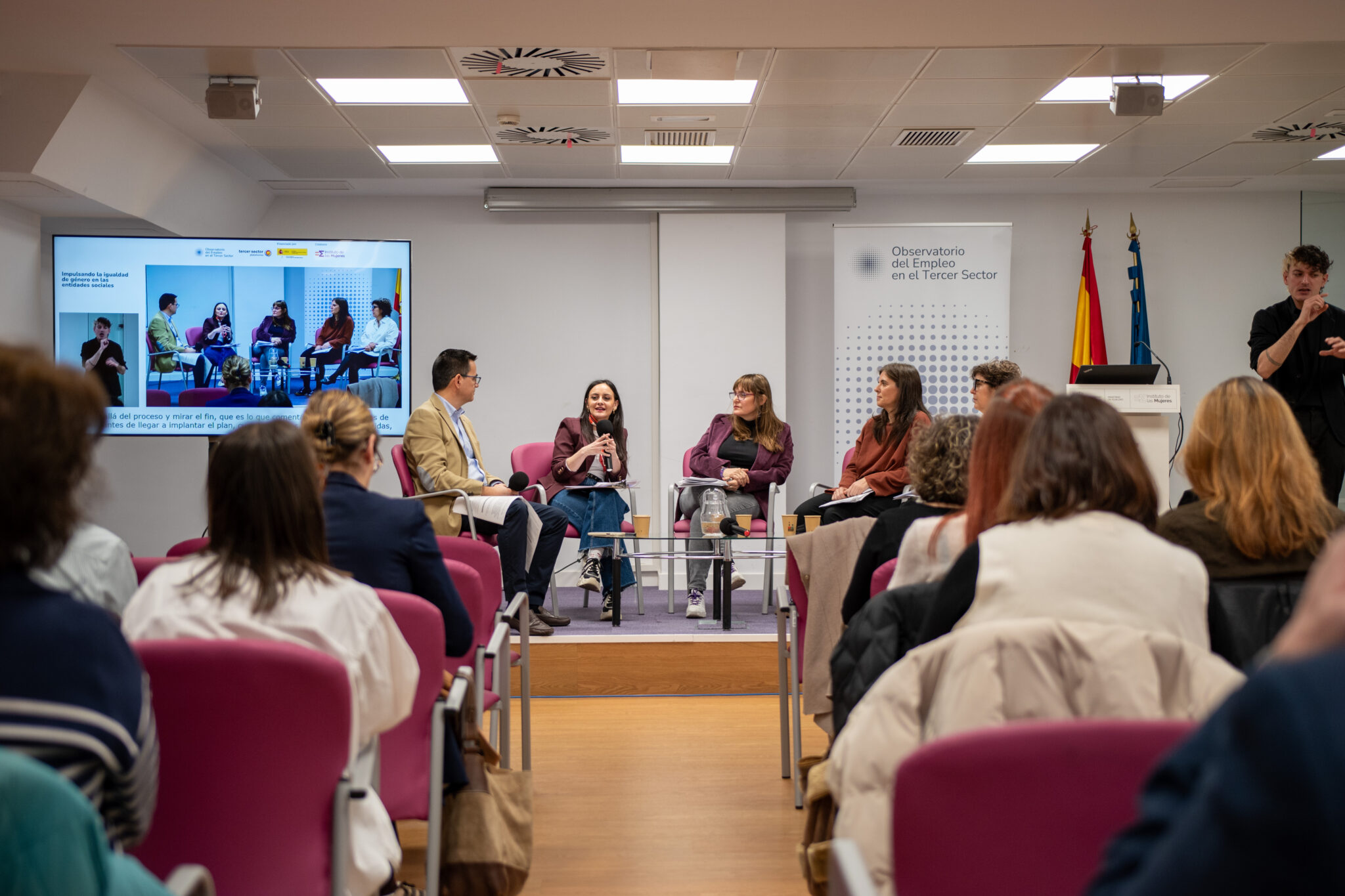 Participantes en la mesa de debate de la jornada en el actyo de presentación de la investigación