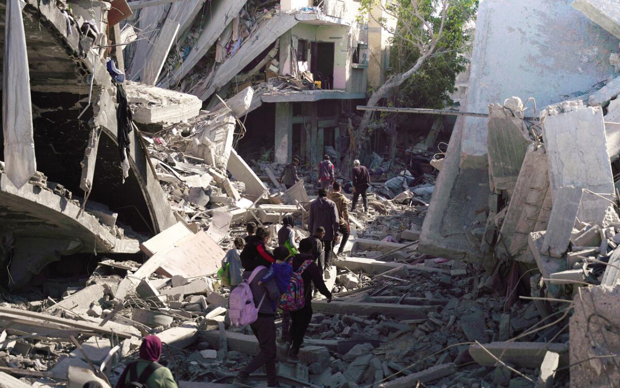 Imagen de gazatíes entre las ruinas de la ciudad Foto /OXFAM