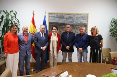 Representantes de la PTS junto a la ministra Valerio, en el centro de la imagen