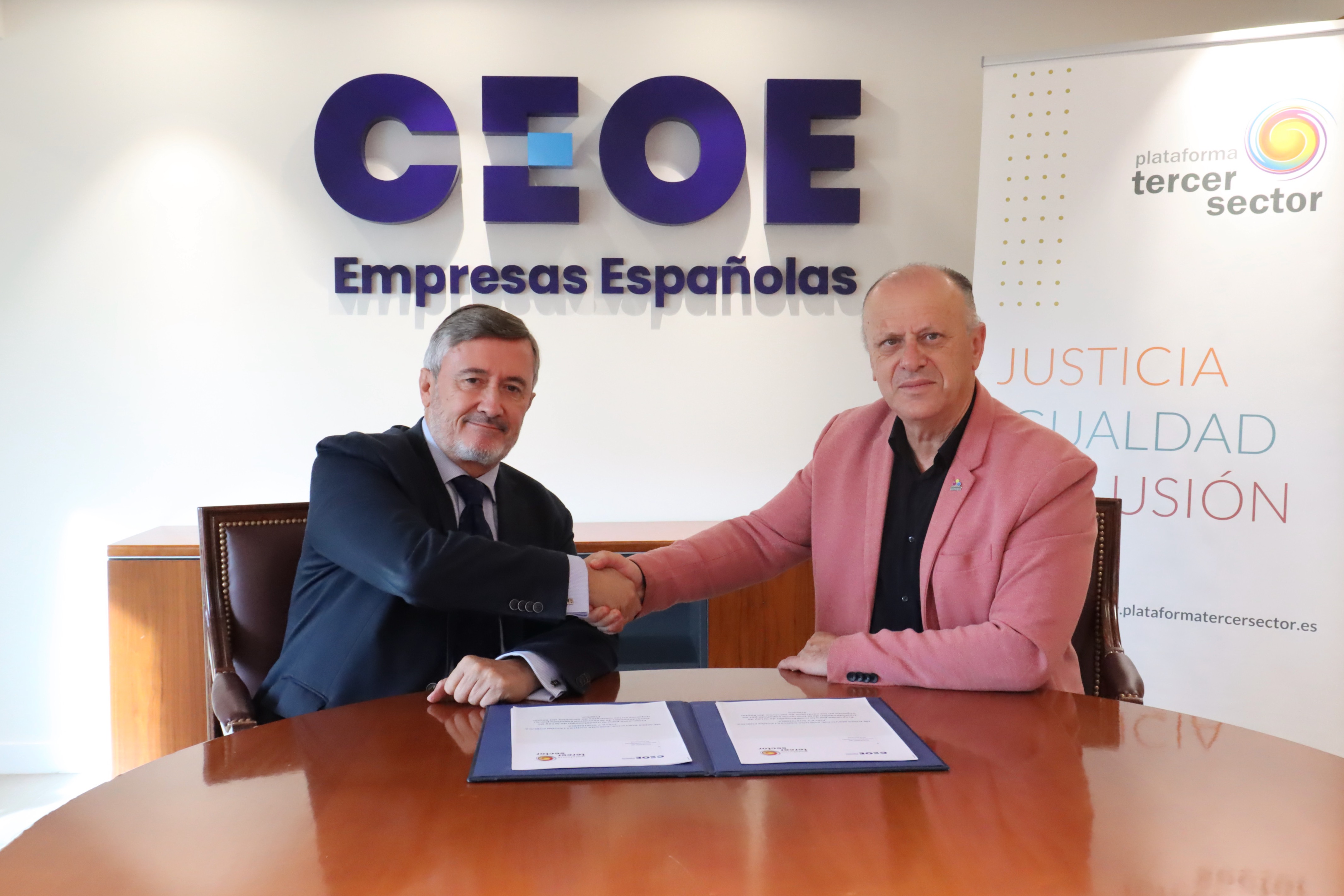 Juan Antonio Segura y Juan Ignacio Beltrán se dan la mano tras la firma del acuerdo