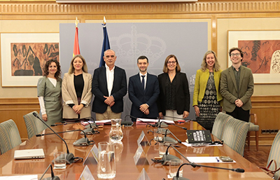 Foto de familia de la firma del acuerdo marco de colaboración estable entre el Ministerio de Derechos Sociales, Consumo y Agenda 2030 y el Tercer Sector de Acción Social