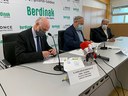 Juan Carlos Andueza, delegado territorial de la ONCE en Euskadi, firma el acuerdo