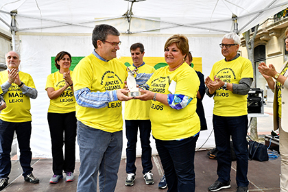 El alcalde de Bilbao entrega el Cascabel de Oro a la responsable de APNABI-Autismo Bizkaia