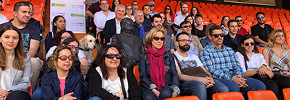 Los jóvenes, junto a responsables de la ONCE, en la grada del Estadio de Mestalla 