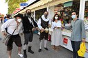 Actores ciegos del grupo de teatro La Luciérnaga de la ONCE obsequian a libreros y libreras con un cupón dedicado a la Feria del Libro