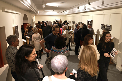 Asistentes a la inauguración de la exposición 'Mucho por ver', de JM Magano 