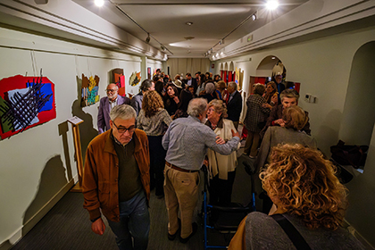 Asistentes a la inauguración de Tramas, la exposición de Carmen Bozzano en el Tiflológico