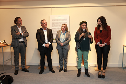 De izquierda a derecha, Fran Maldonado, Ángel Luis Gómez, Imelda Fernández, Ana M Marín y Mireia Rodríguez, en la inauguración