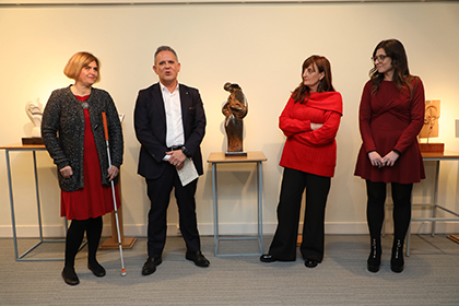 María José Sánchez Lorenzo, Ángel Luis Gómez, Fátima Cortés y Mireia Rodríguez, durante la inauguración de la exposición en el Tiflológico