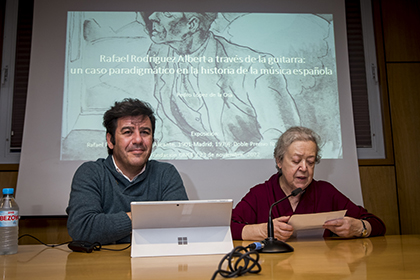 Pedro López de la Osa, junto a Beatriz Rodríguez, en un momento de la conferencia