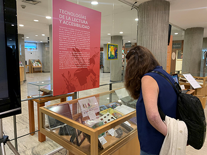 Una mujer, ante el stand en el que se encuentra una de las piezas cedidas por el Museo Tiflológico