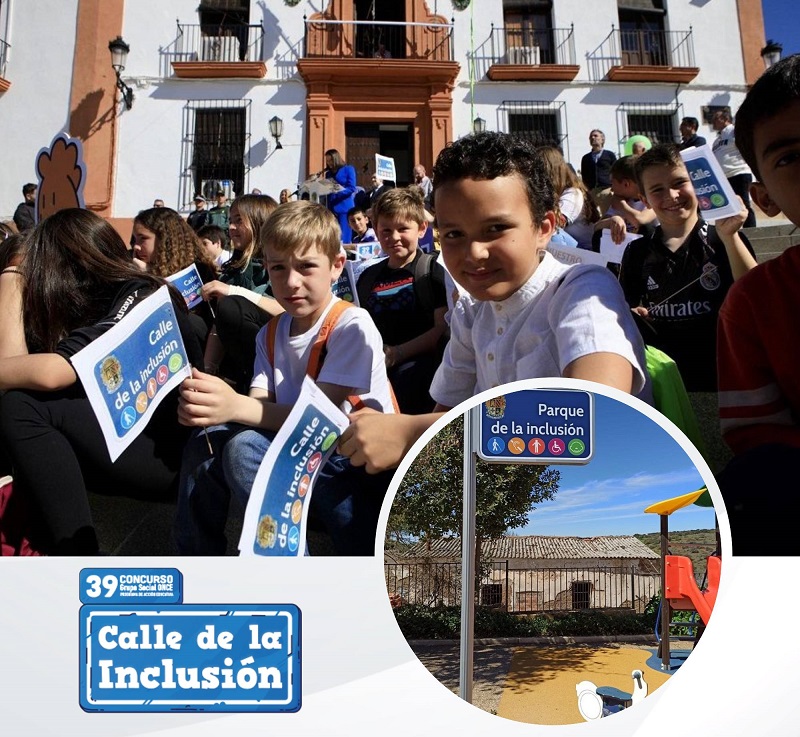 Escolares de Fuente Obejuna durante la inauguración de la calle de la inclusión
