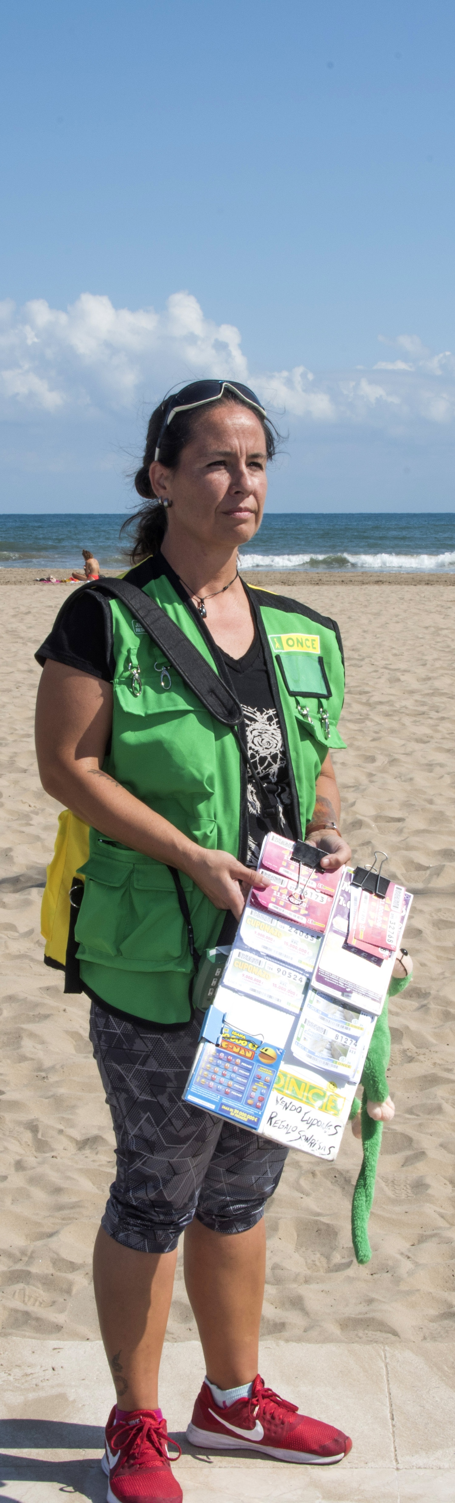 Una vendedora en la playa al sol