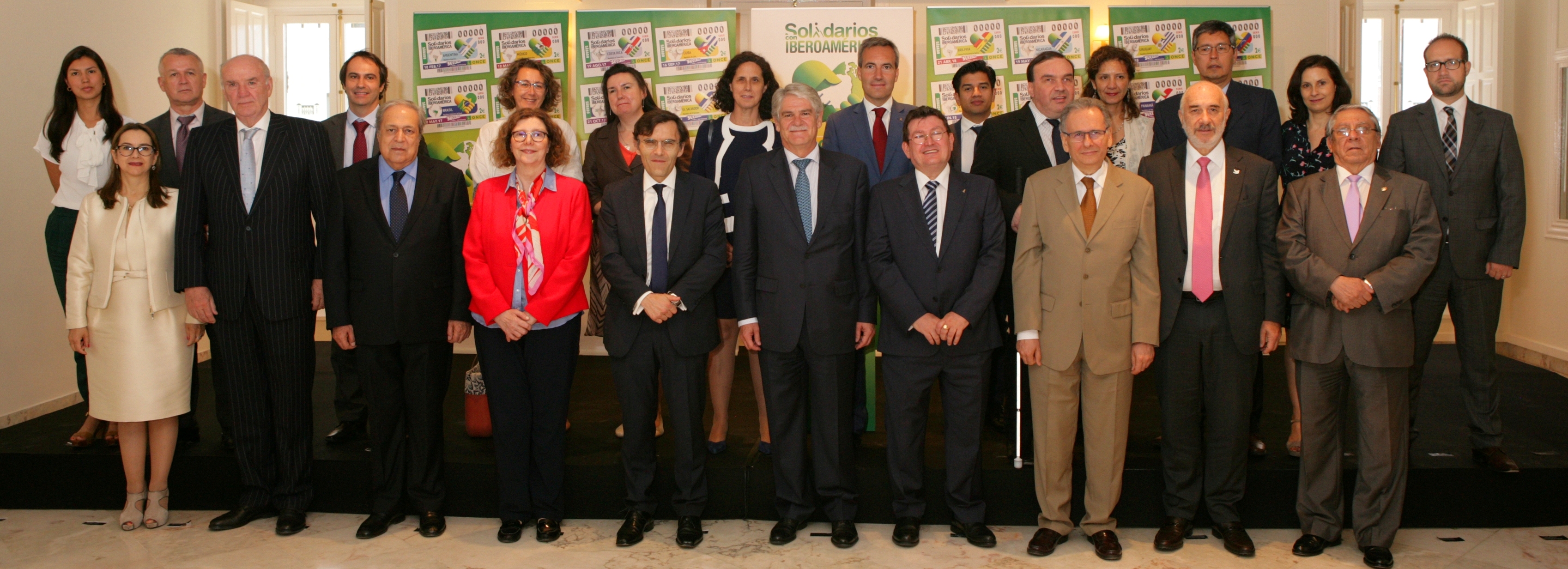 Embajadores iberoamericanos, junto al ministro de Exteriores de España, Alfonso Dastis y responsables de la ONCE en el acto de presentación del Proyecto Solidarios con Iberoamérica