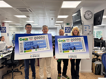 Jesús Morales, Antonio Mayor, javier, vendedor de la ONCE, y Encarna Samitier, con copias gigantes de este cupón