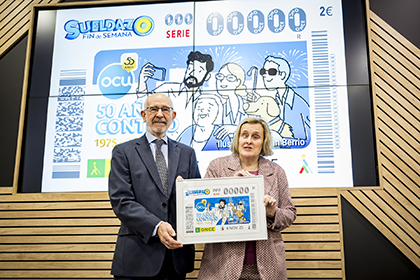 Imelda Fernández entrega a Miguel Ángel Feito Hernández una lámina enmarcada con este cupón