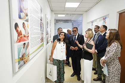 Ana Varas explica uno de los paneles de la exposición a Miguel Carballeda, Pilar López y Amaya Mendicoechea