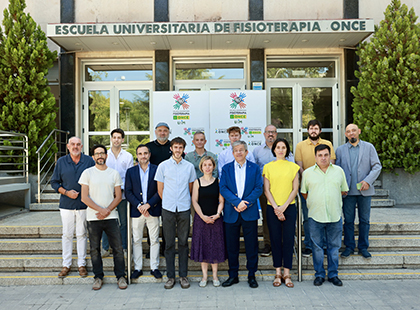 Jurados de los Premios Tiflos de Periodismo de la ONCE 2023, ante la fachada de la Escuela de Fisioterapia de la ONCE, donde se realizó el fallo